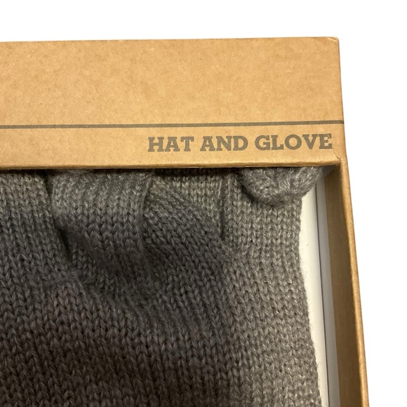 TIMBERLAND O/S Men's Hat and Gloves Gift Set Gray NWT - Picture 2 of 3